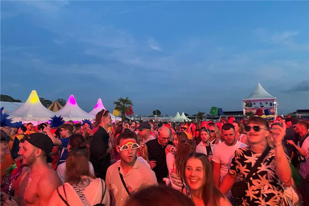 Nach dem offiziellen Einmarsch feierten Teams und Besucher die erste große Party vom Dodgeball Beach Cup in Stadtlohn.