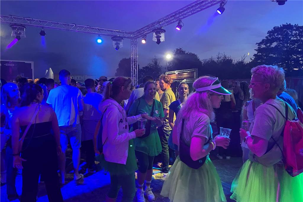 Nach dem offiziellen Einmarsch feierten Teams und Besucher die erste große Party vom Dodgeball Beach Cup in Stadtlohn.