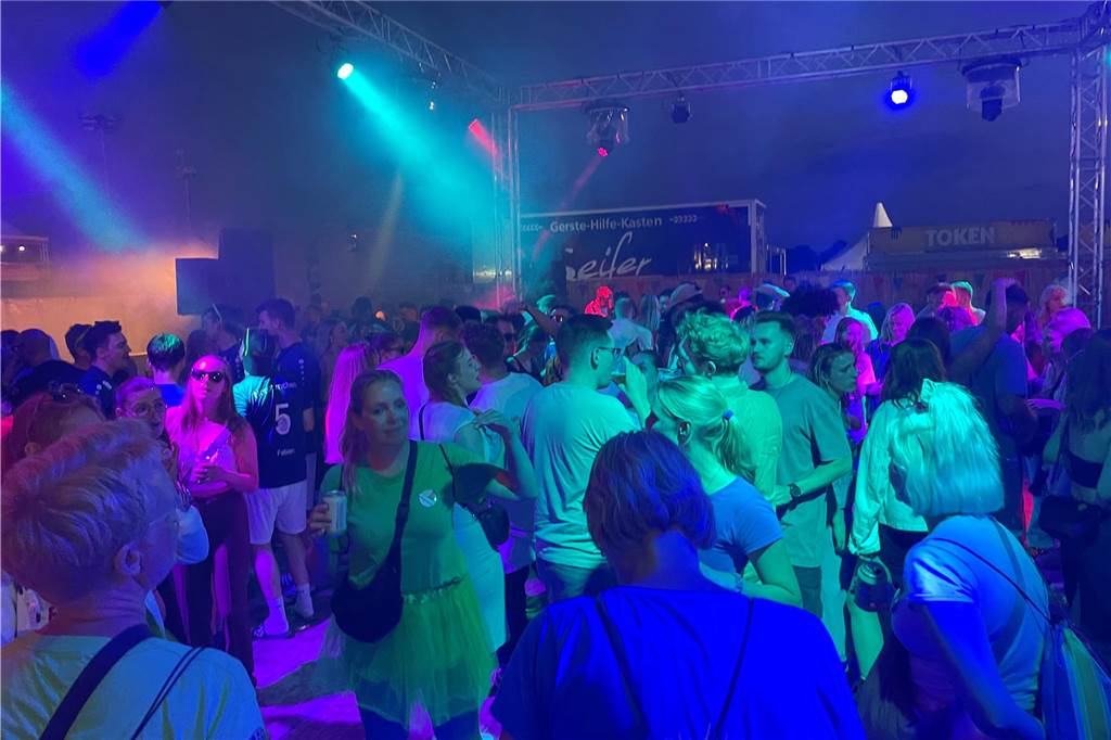 Nach dem offiziellen Einmarsch feierten Teams und Besucher die erste große Party vom Dodgeball Beach Cup in Stadtlohn.