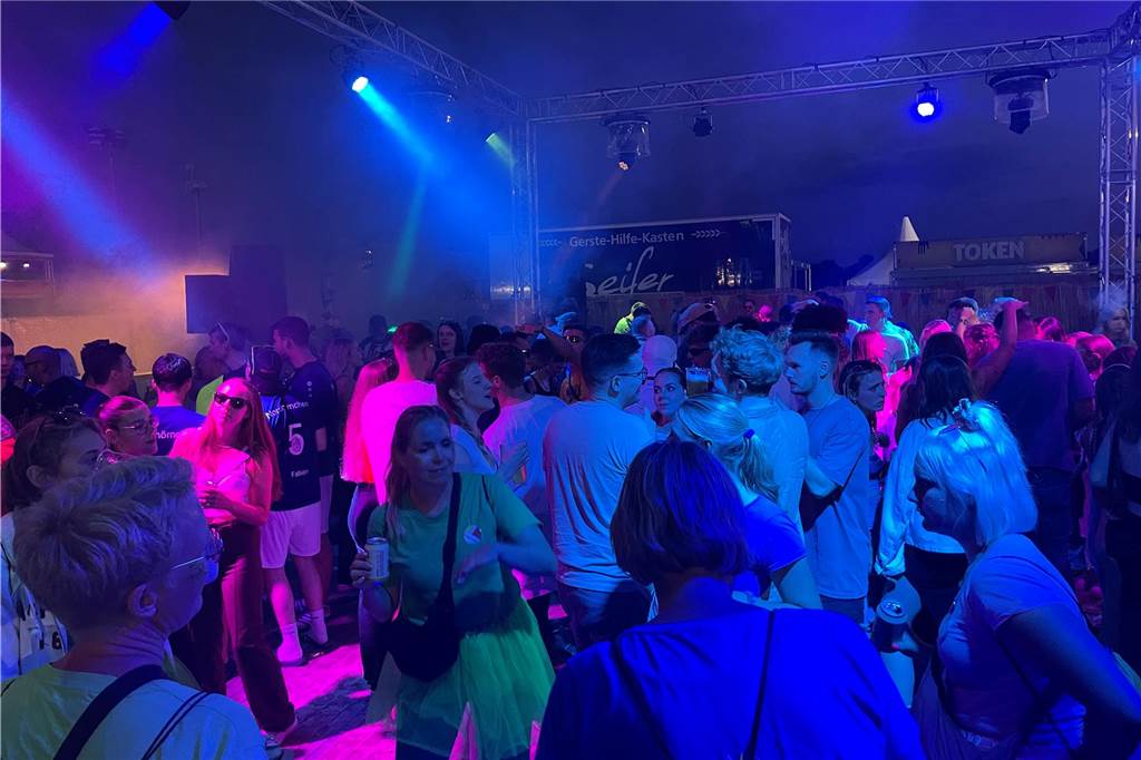 Nach dem offiziellen Einmarsch feierten Teams und Besucher die erste große Party vom Dodgeball Beach Cup in Stadtlohn.