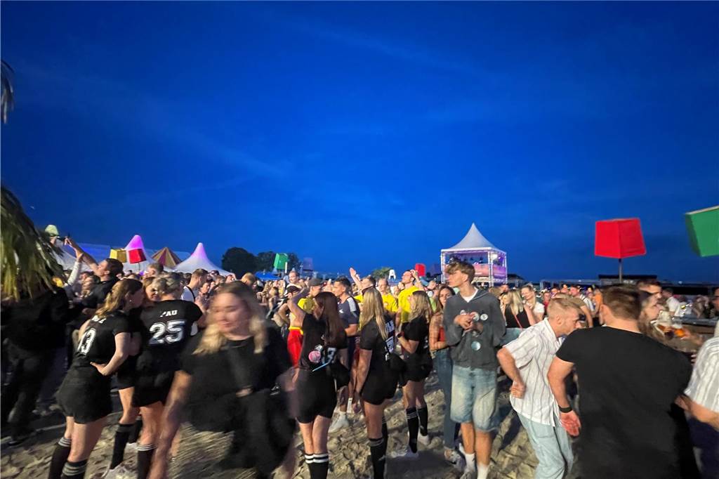 Nach dem offiziellen Einmarsch feierten Teams und Besucher die erste große Party vom Dodgeball Beach Cup in Stadtlohn.