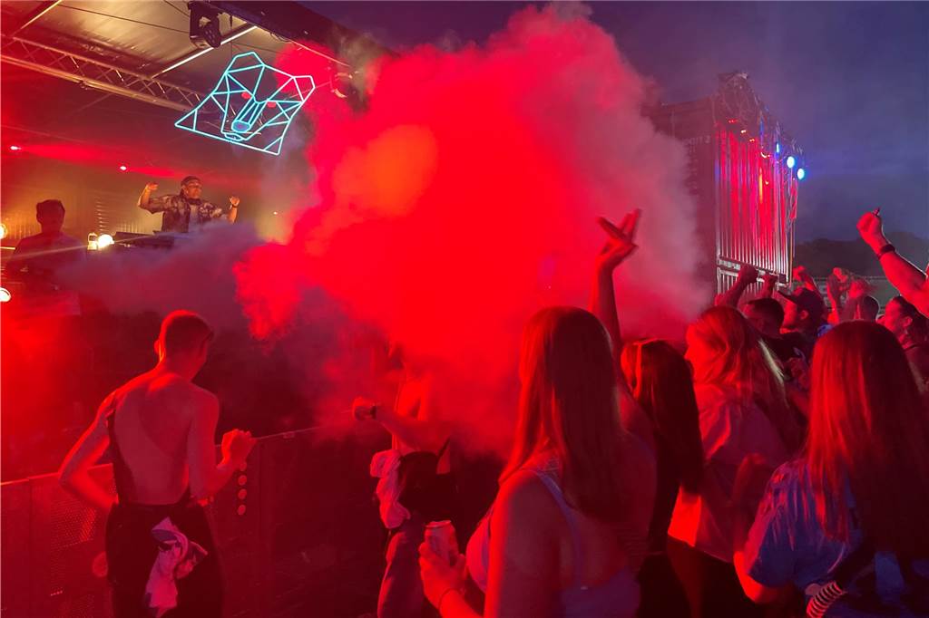 Nach dem offiziellen Einmarsch feierten Teams und Besucher die erste große Party vom Dodgeball Beach Cup in Stadtlohn.