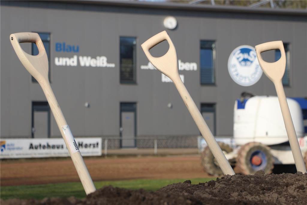 „Langer Atem“ zahlt sich aus: Spatenstich im Losbergstadion erfolgt drei Sapaten stecken im Sand