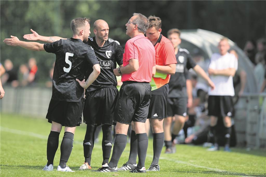 Jubel in Hochlar, Ernüchterung in Marl-Hamm - Aufsteiger zur Kreisliga B stehen fest Nach dem Platzverweis gegen Daniel Schneider (M.) diskutierten die Hammer, hier Jeffrey Pyschny (Nr. 5), lange mit Schiedsrichter Dieter Kroll.
