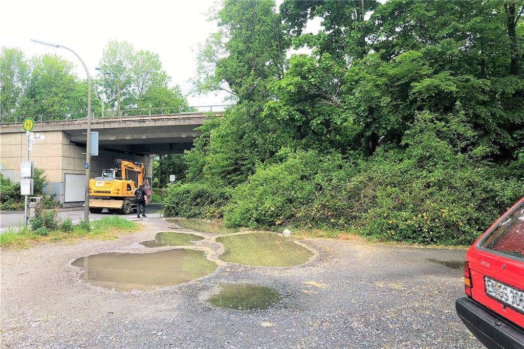 S-Bahnhof im Dortmunder Westen bekommt eine neue Park+Ride-Anlage Nach dem Regen haben sich große Pfützen in den Schlaglöchern der Park+Ride-Fläche am S-Bahnhof Kley gebildet.