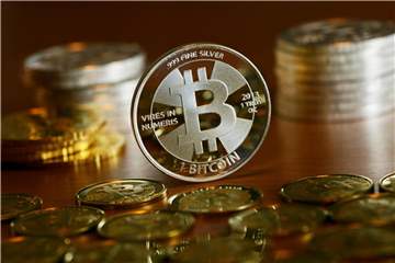 Nach dem Rekordhoch, das der Bitcoin Ende 2017 bei etwa 20.000 Dollar erreicht hatte, folgten in der ersten Jahreshälfte starke Preisrückgänge. Foto: Jens Kalaene