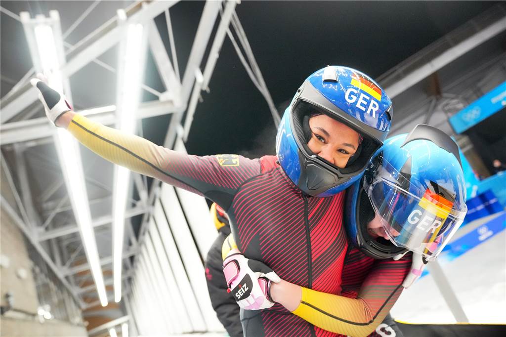 Aus Unna zu Olympiagold: Laura Nolte erlebt einen kometenhaften Aufstieg im Bobsport Nach dem Rennen: Laura Nolte umarmt ihre Anschieberin Deborah Levi.