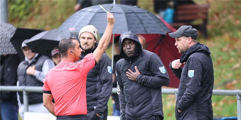 Trainersuche: Wacker Obercastrop hat sofort jede Menge Bewerber - Entscheidung erst nach Hochzeit Nach dem Rücktritt von Chef-Trainer Christian Mengert (hinten links) bleiben die Co-Trainer Jürgen Duah (M) und David Menke (r) dem SV Wacker Obercastrop erhalten.