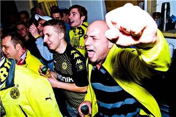 Nach dem Schalke Abstieg: Freude bei manchen BVB-Fans, Sorge bei anderen.