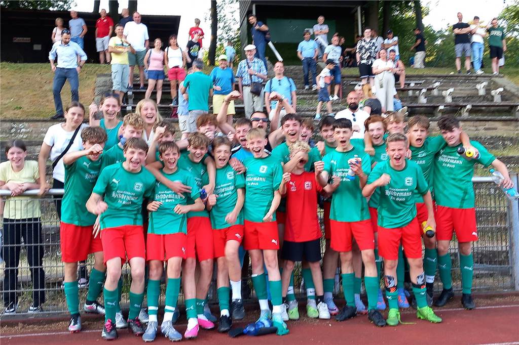 Überragend! Eintracht Ergste ist so gut wie am Ziel: C-Junioren feiern 6:0-Party in Wetter Nach dem Schlusspfiff in Wetter kannte der Jubel bei den C-Junioren der SG Eintracht Ergste keine Grenzen.