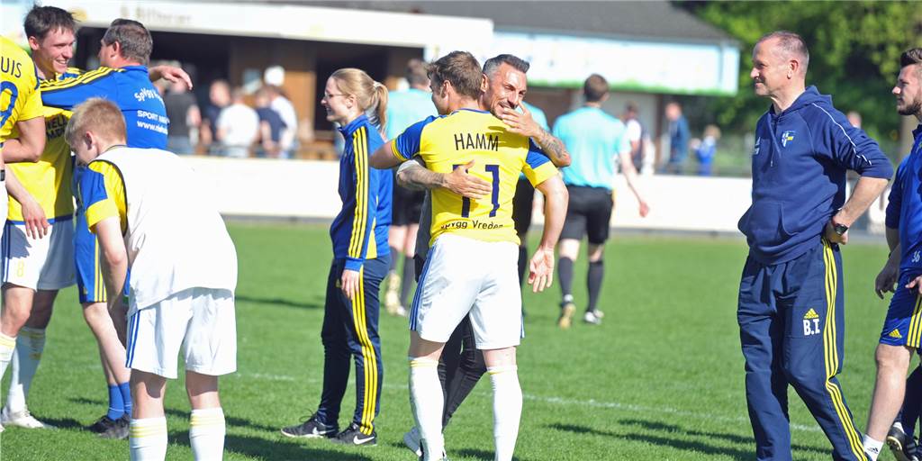 Mit Video: SpVgg macht großen Schritt zum Klassenerhalt Nach dem Schlusspfiff war Zeit für ausgiebigen Jubel bei Trainer Engin Yavuzaslan (M.) und den Vredenern. Auch Betreuer Andreas Zorn (r.) bekam von der Mannschaft noch ein Geburtstagsständchen gesungen.