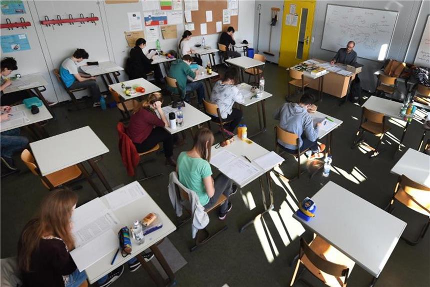Neue Datenbank für schulische Bildungsgänge Nach dem Schulabschluss gelingt Jugendlichen nicht immer der Übergang in eine Ausbildung. Die Datenbank www.ueberaus.de zeigt Alternativen auf. Foto: Holger Hollemann