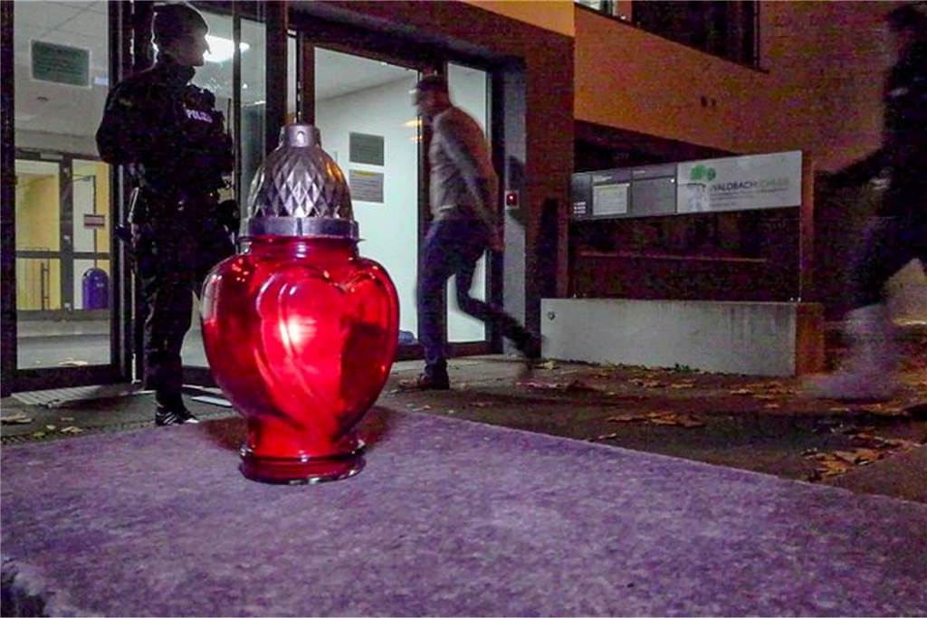 Schüler soll Person mit Schusswaffe verletzt haben: Polizeieinsatz in Offenburg Nach dem Schusswaffenangriff an einer Schule im badischen Offenburg sind Kriminalpolizisten im Einsatz.