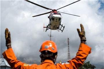 Nach dem schweren Erdbeben auf der indonesischen Urlaubsinsel haben Rettungskräfte mehr als 500 Ausflügler von einem aktiven Vulkan in Sicherheit gebracht. Foto: Veri Sanovri/XinHua