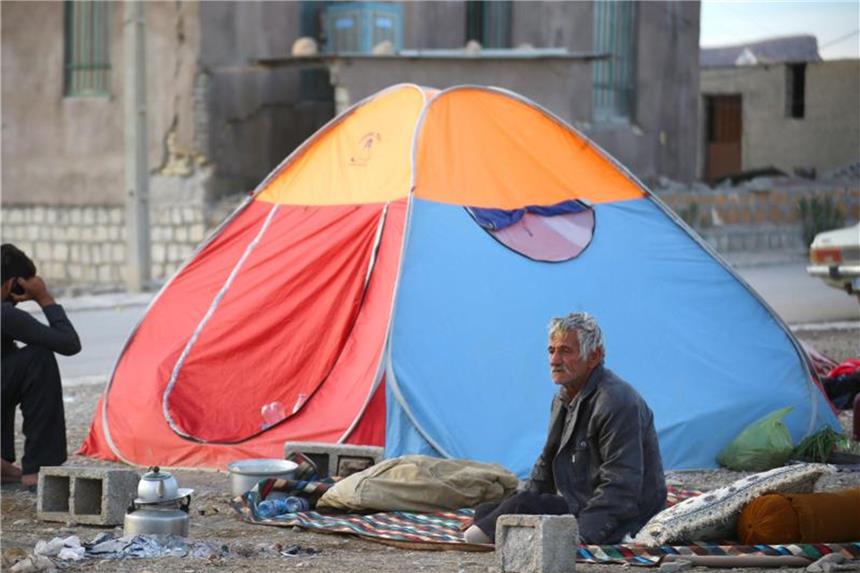 Ruhani sagt raschen Wiederaufbau der Erdbebengebiete zu Nach dem schweren Erdbeben haben viele Menschen die Nacht im Zelt verbracht. Foto: Kyodo