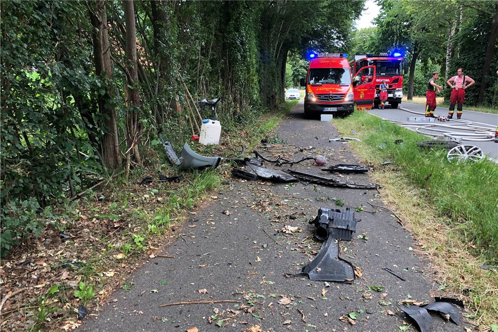 Nach schwerem Unfall in Ahle: Polizei stellt den Unfallwagen sicher Nach dem schweren Verkehrsunfall lag der Motorblock dort, wo das Auto gegen einen Baum geprallt war. Das Auto schleuderte dann weiter auf die Gegenfahrbahn und überschlug sich dort am Fahrbahnrand.