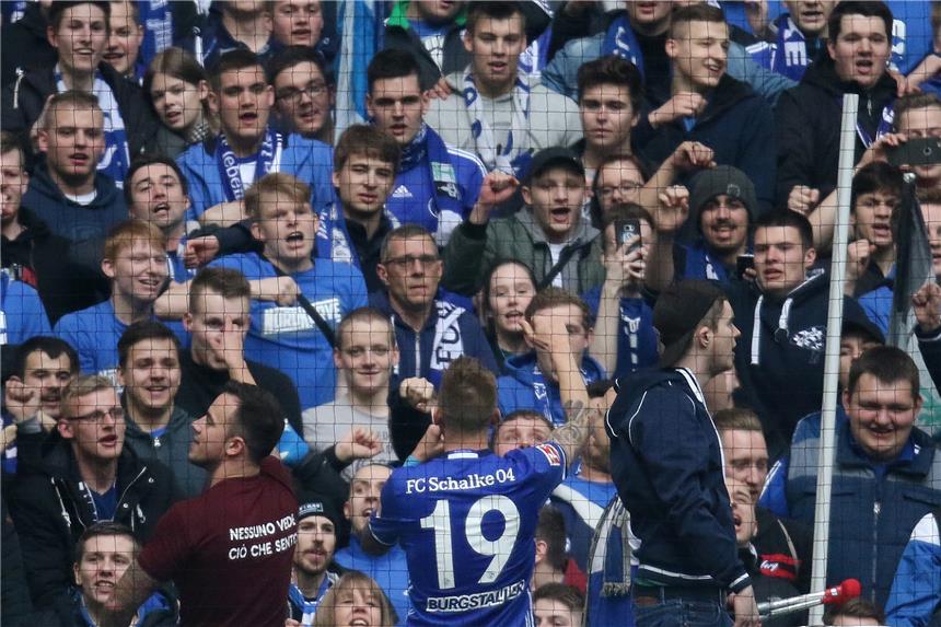 Weg in die Champions League geebnet - Stieler im Fokus Nach dem sechsten Sieg in Serie feiert Torschütze Guido Burgstaller gemeinsam mit den Schalke-Fans in der Nordkurve.