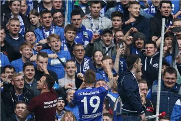 Nach dem sechsten Sieg in Serie feiert Torschütze Guido Burgstaller gemeinsam mit den Schalke-Fans in der Nordkurve.