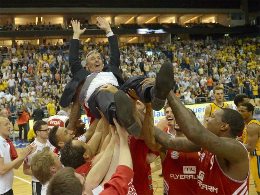 Finalerfolg über ALBA: Bayern auf dem Basketball-Thron Nach dem Sieg tragen die Münchner Spieler Trainer Svetislav Pesic auf Händen. Foto: Rainer Jensen