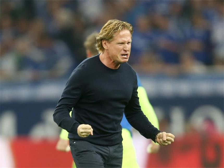 HSV erleichtert über Finale gegen Wolfsburg Nach dem späten 1:1 gegen Schalke brechen die Emotionen aus HSV-Trainer Markus Gisdol heraus. Foto: Ina Fassbender