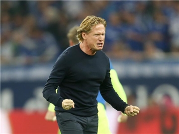 Nach dem späten 1:1 gegen Schalke brechen die Emotionen aus HSV-Trainer Markus Gisdol heraus. Foto: Ina Fassbender