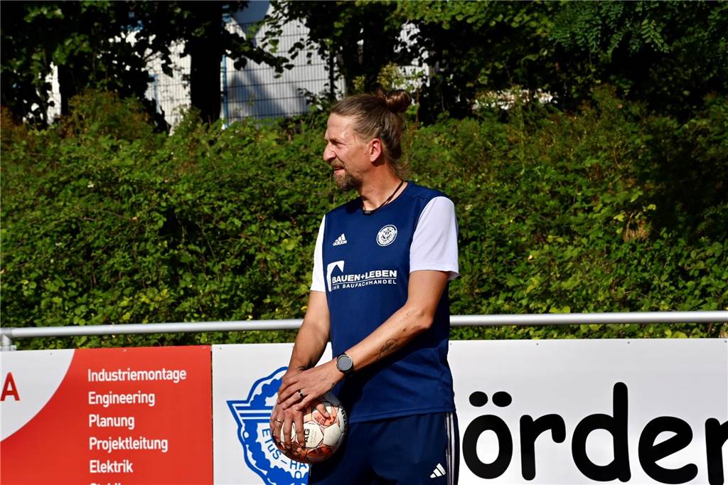 Traumtor, zwei Elfmeter und Last-Minute-Drama Nach dem späten Führungstor vom verpassten Sieg enttäuscht: ETuS-Coach Marco Gruszka.