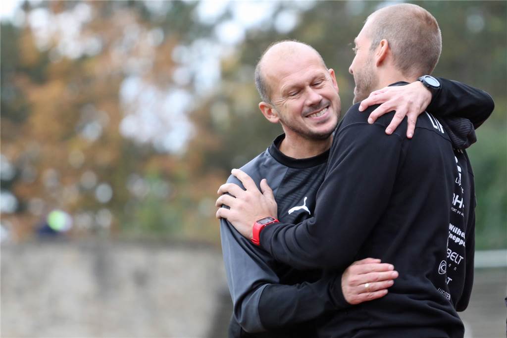 Marc Woller lebt seinen Traum: „Die Regionalliga ist eine ganz andere Fußballwelt“ Nach dem Spiel feierte Marc Woller (l.) den Sieg seiner Mannschaft.
