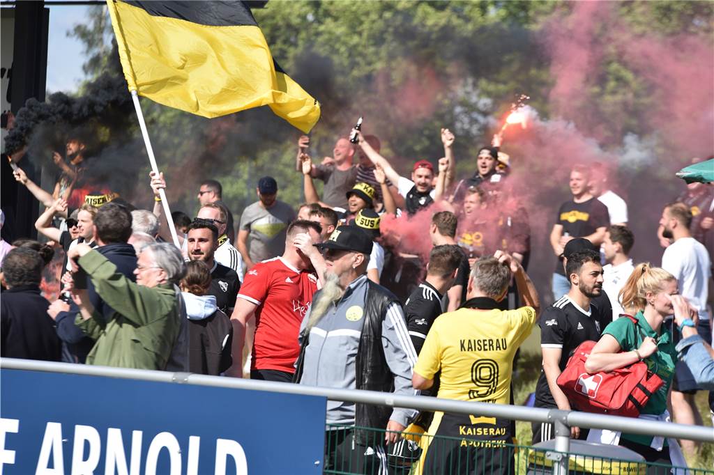 Rettung in letzter Minute: SuS Kaiserau kommt im Abstiegskampf mit blauem Auge davon Nach dem Spiel feierten die Fans des SuS Kaiserau den Klassenerhalt am letzten Spieltag.