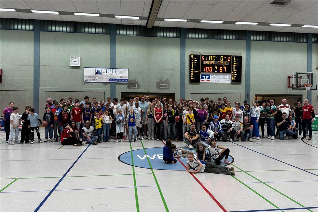 LippeBaskets feiern Start-Ziel-Sieg und „Jersey-Night“ Gruppenfoto