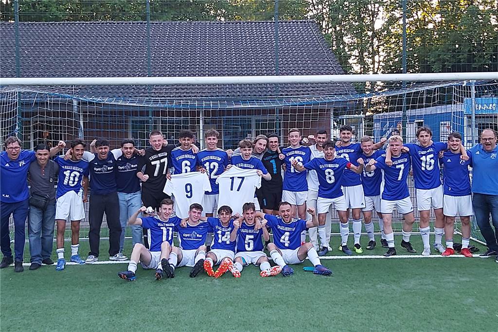 Zehn U19-Spieler und die Trainer verabschieden sich mit dem Bezirksliga-Aufstieg von Wacker Nach dem Spiel gegen Letmathe konnten die A-Junioren von Wacker Obercastrop den Bezirksliga-Aufstieg bejubeln.