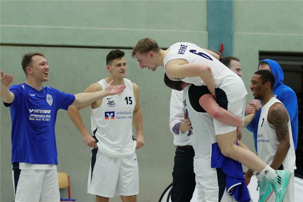 Bei LippeBaskets-Sieg gegen den Spitzenreiter: Nico Funk übernimmt unerwartete Verantwortung Die LippeBaskets jubeln, Jan König trägt Nico Funk