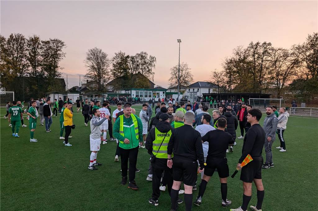 Lama-Attacke und schwere Beleidigungen: SuS Oberaden gegen TIU Rünthe bekommt ein Nachspiel Nach dem Spiel wurde es auf der Anlage am Römerberg unübersichtlich.