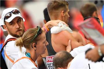 Nach dem Sturz bei der Staffel wird Julian Reus an der Schulter behandelt. Foto: Bernd Thissen