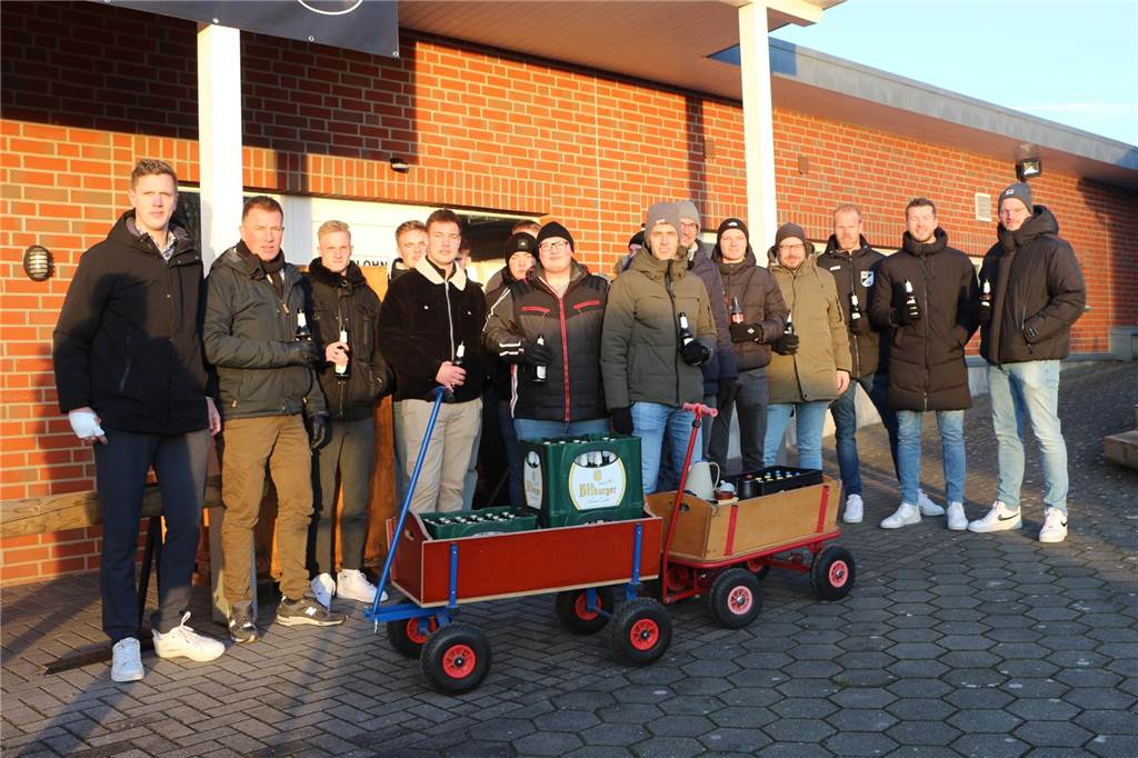 Nach dem Testspiel stärkten die Seniorenfußballer beim Wintergang ihren Zusammenhalt. Mit Abschluss bei der Party im Matschkönig.