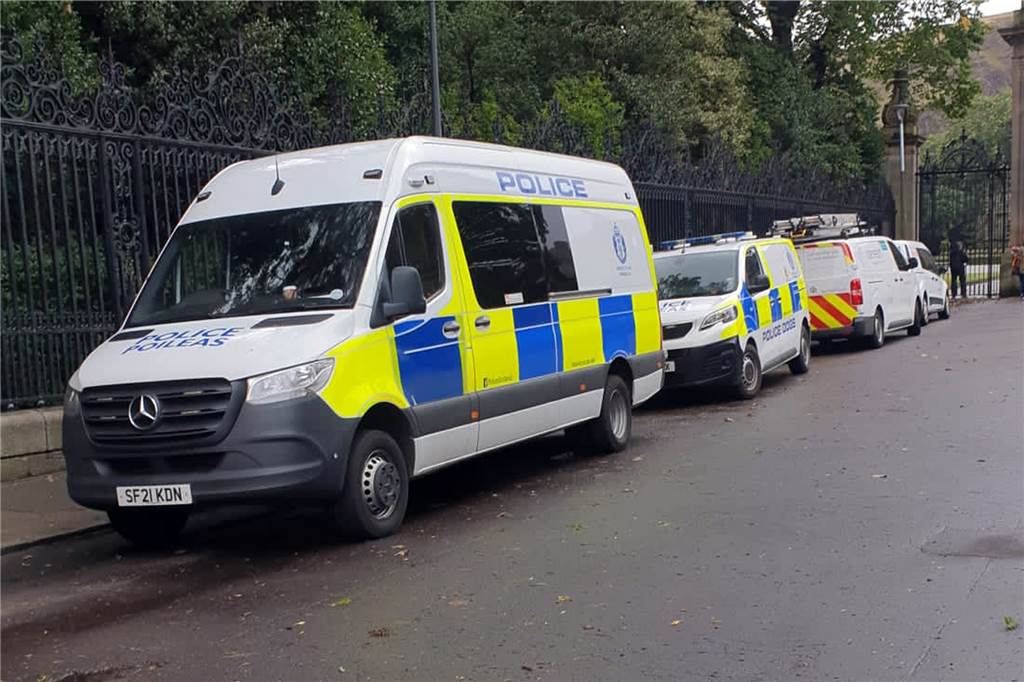 Nach dem Tod der Queen bezog die Polizei Posten rund um Holyrood Palace.