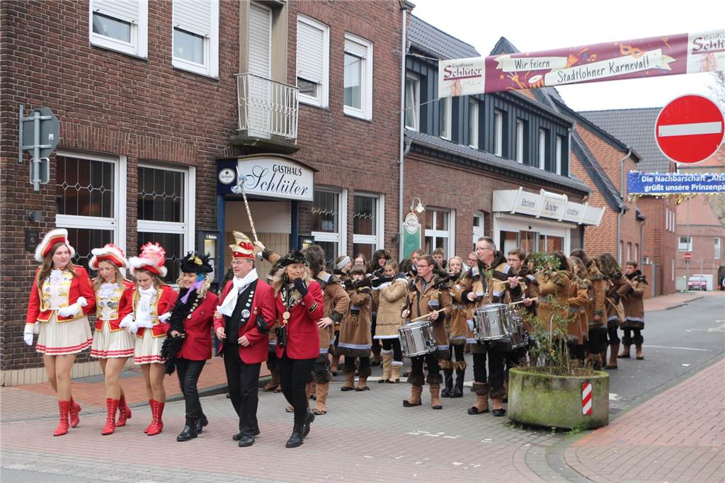 Stadtlohn schunkelt mit dem Spielmannszug beim Zug ohne Bremse Nach dem traditionellen Treffen im Vereinslokal Schlüter gegen Mittag nahm der Spielmannszug Kurs auf Zugaufstellung.