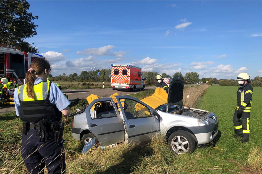 Auto überschlug sich: Vredener Feuerwehr befreit Ehepaar aus Fahrzeugwrack Nach dem Überschlag kam der Pkw auf der anderen Seite des Straßengrabens wieder auf den Rädern zum Stehen.