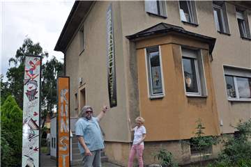 Nach dem Umzug an die Rathenaustraße 26 haben sich die Künstler des Atelierhauses an der neuen Adresse eingerichtet. Bald soll es wieder Veranstaltungen geben, kündigen Jutta Arendes und Uli Roters an.