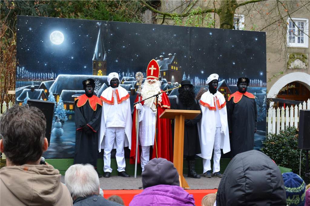 Vorfreude steigt: Alles Wichtige zum Nikolausumzug in Nienborg Ein Nikolaus steht auf einer Bühne