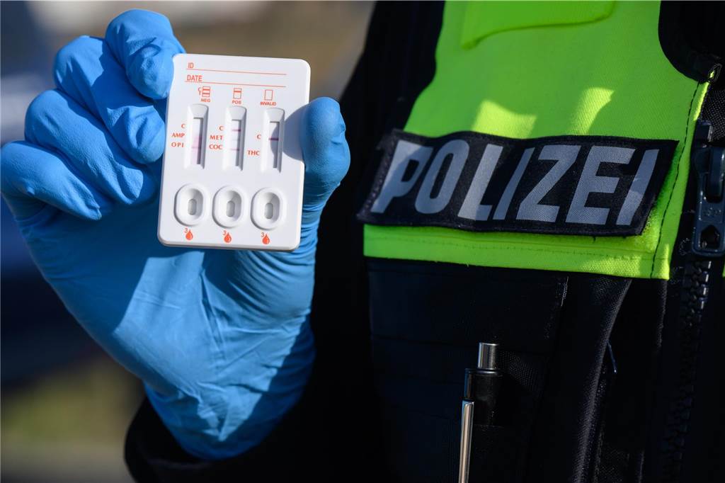 „Dumme Idee“ und riesiger Schaden: Zwei Unfälle mit 17-jährigen Fahrern Nach dem Unfall am Holthues Hoff fiel auf, dass der 17-Jährige am Steuer wohl unter Drogen stand: Ein Schnelltest fiel positiv auf THC, den Cannabiswirkstoff, aus. (Symbolbild)