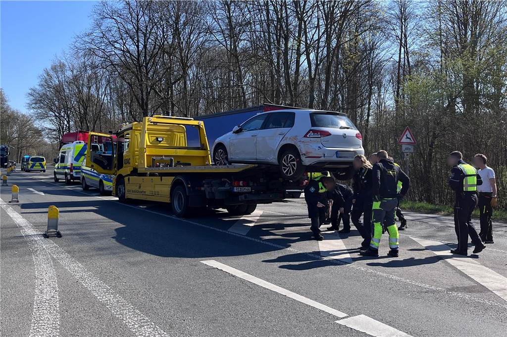Lkw prallt auf Auto: Frau lebensgefährlich verletzt Unfall an der Autobahnauffahrt zur A2 an der Gelsenkirchener Straße in Herten.