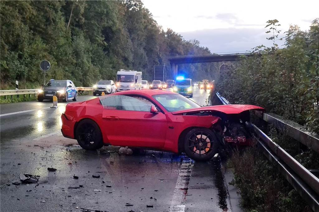Aquaplaning: Amerikanischer Sportwagen kracht in die Leitplanke Demoliertes Auto in den Leitplanken