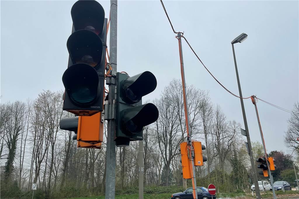 Nach dem Unfall ist die Ampelanlage an der Autobahnabfahrt vorübergehend ausgefallen.
