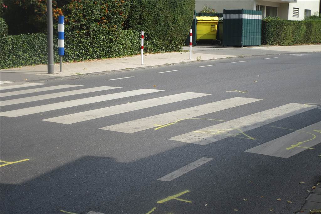 Zehnjähriger in Castrop-Rauxel angefahren – kurz danach ein zweiter Unfall Nach dem Unfall markierte die Polizei die Straße rund um den Zebrastreifen.