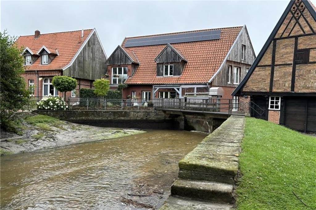 Unfassbare Wassermassen: Das Haus von Familie Lauber war knöcheltief überflutet Nach dem Unwetter heißt es heute im Ortskern von Asbeck Aufräumen und Schlamm beseitigen.