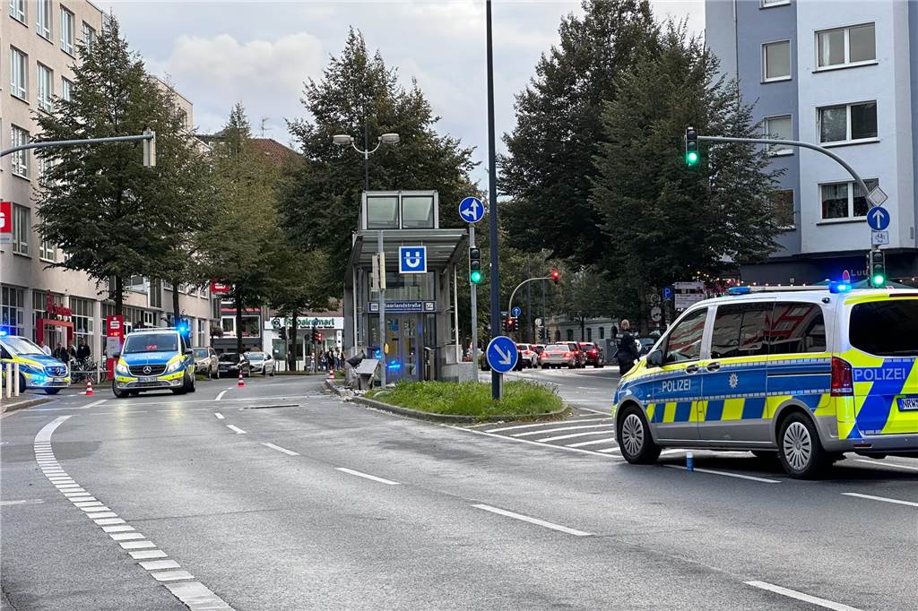 Schwerer Unfall auf der Hohen Straße: 19-Jähriger fuhr ein Einzelrennen Nach dem Verkehrsunfall musste die Hohe Straße gesperrt werden.