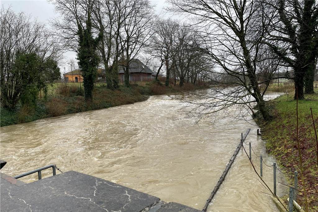 Pegel der Stever in Olfen sehr hoch: Überschwemmungen entlang des Flusslaufes Nach dem vielen Regen der vergangenen Tage ist der Stever-Pegel stark gestiegen und liegt an der Messstelle Füchtelner Mühle in Olfen deutlich über zwei Meter. Auf flussnahen landwirtschaftlichen Flächen konnte es dadurch zu Überschwemmungen kommen.