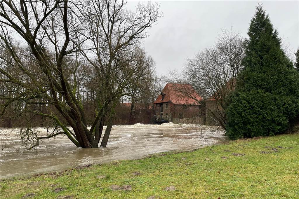 Nach dem vielen Regen der vergangenen Tage ist der Stever-Pegel stark gestiegen und liegt an der Messstelle Füchtelner Mühle in Olfen deutlich über zwei Meter. Auf flussnahen landwirtschaftlichen Flächen konnte es dadurch zu Überschwemmungen kommen.