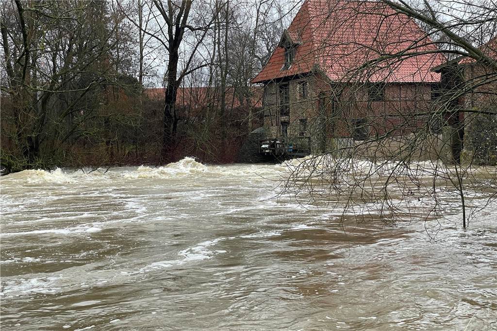 Nach dem vielen Regen der vergangenen Tage ist der Stever-Pegel stark gestiegen und liegt an der Messstelle Füchtelner Mühle in Olfen deutlich über zwei Meter. Auf flussnahen landwirtschaftlichen Flächen konnte es dadurch zu Überschwemmungen kommen.