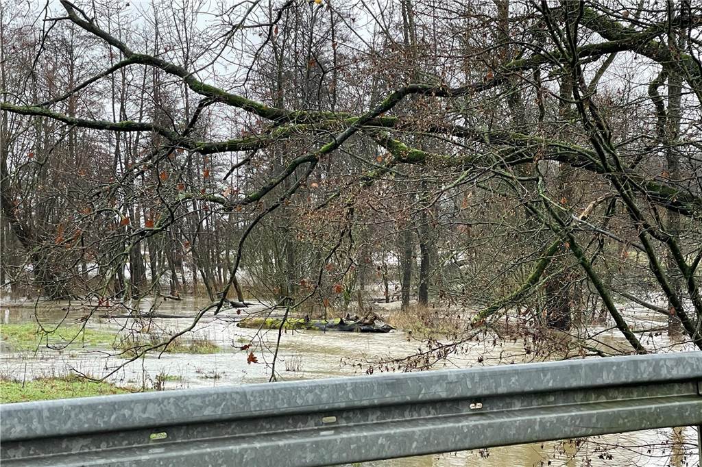 Nach dem vielen Regen der vergangenen Tage ist der Stever-Pegel stark gestiegen und liegt an der Messstelle Füchtelner Mühle in Olfen deutlich über zwei Meter. Auf flussnahen landwirtschaftlichen Flächen konnte es dadurch zu Überschwemmungen kommen.